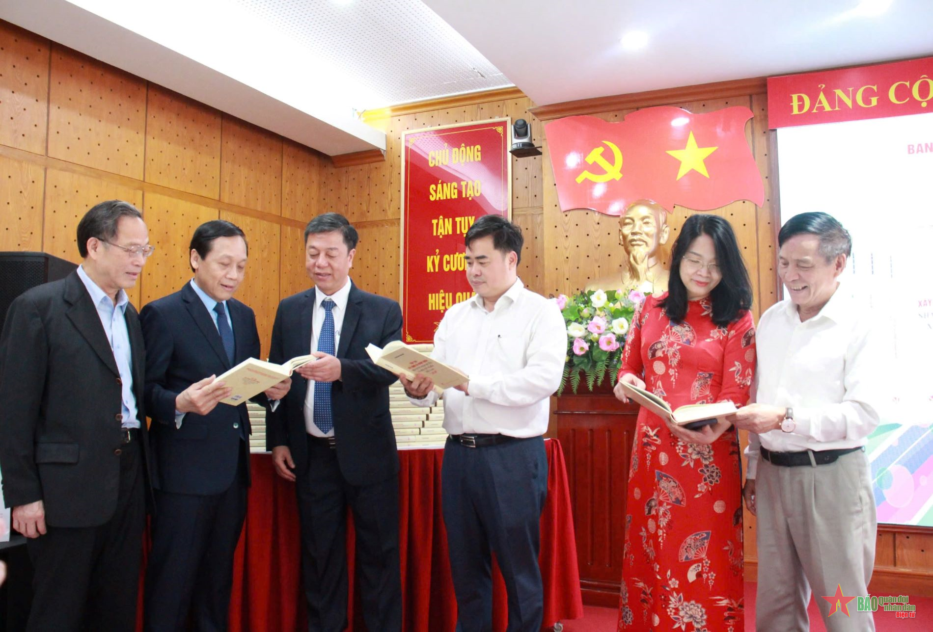 Ra mắt cuốn sách “Tiếp tục xây dựng và hoàn thiện Nhà nước pháp quyền xã hội chủ nghĩa Việt Nam”